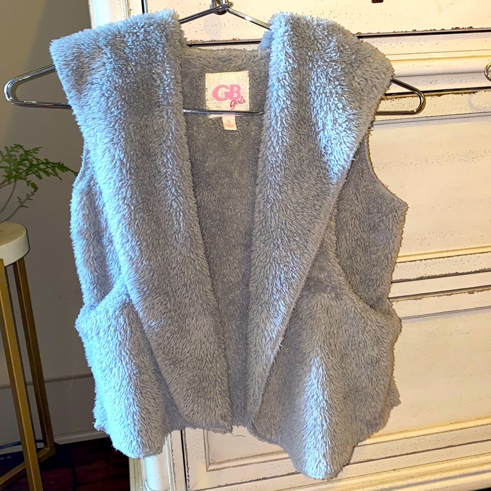 GB Girls gray faux fur hooded vest with pockets size 6 youth girls  Gianni Bini​